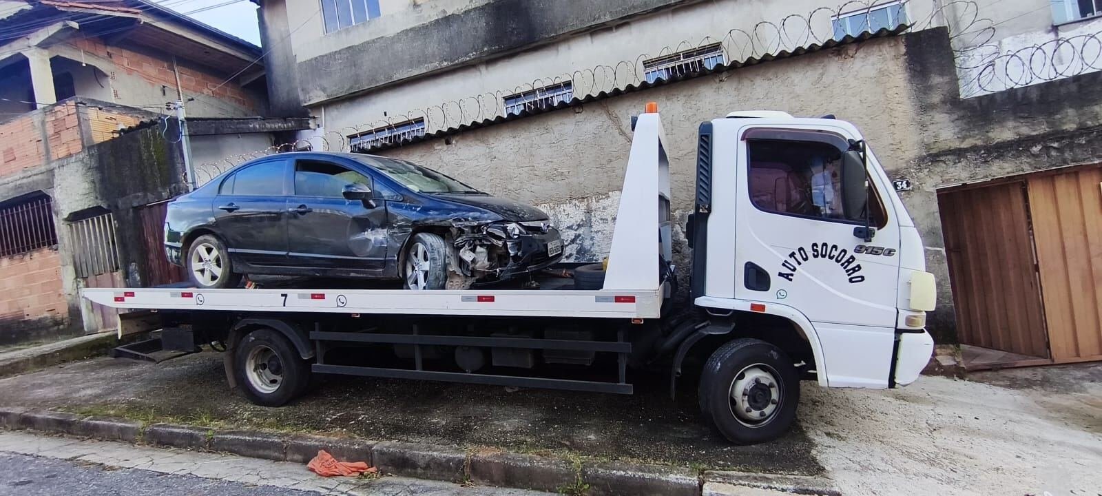 Guincho transportando carro após colisão em Belo Horizonte
