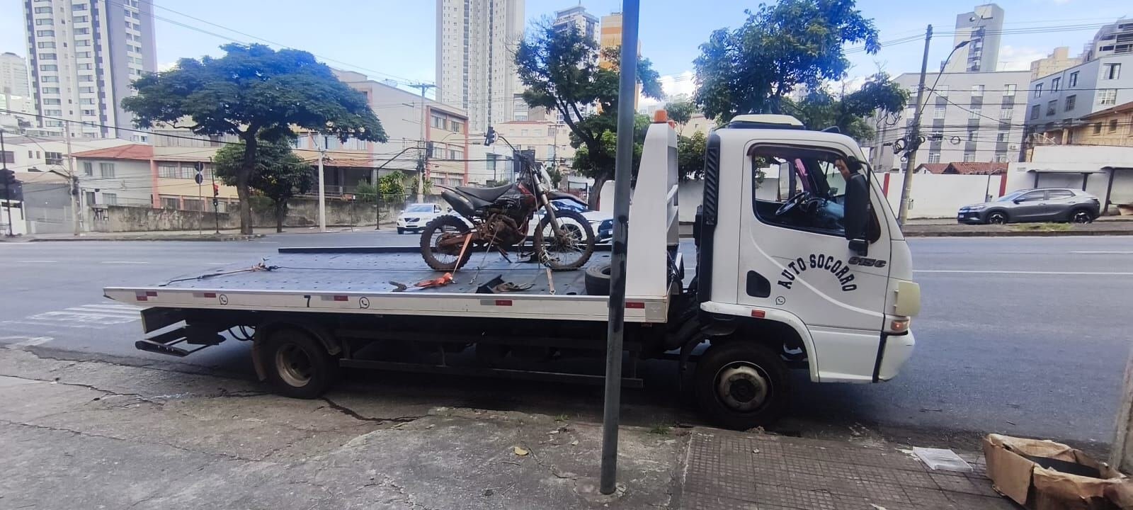 Guincho transportando motocicleta com segurança